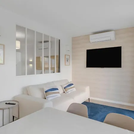 2-bedroom Royal Beach, A 2minutes De La Apartment