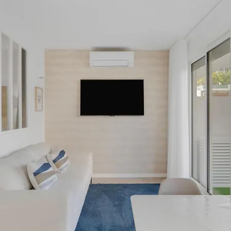 2-bedroom Royal Beach, A 2minutes De La Apartment Cannes